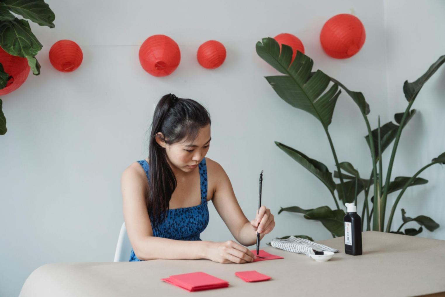 Робоче місце з планшетом та комп'ютером для навчання концепт-арту